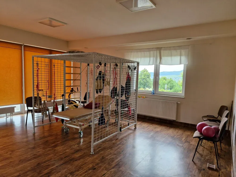 Sala rehabilitacyjna z krzesłami i specjalnym sprzętem do rehabilitacji